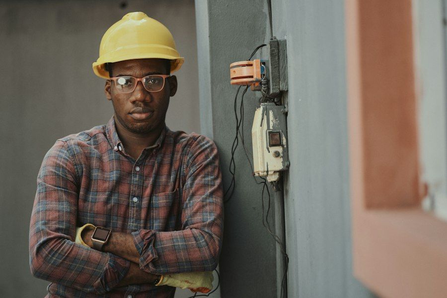 Technicien en casque de chantier