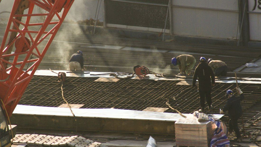 Ouvriers coulant une dalle sur un chantier de bâtiment