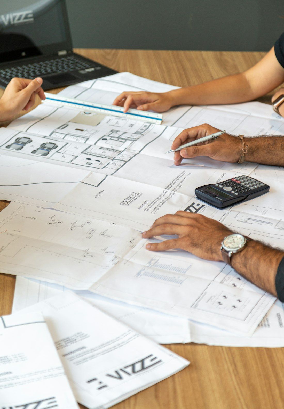 Plans d'architecture étudiés sur une table de travail