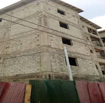 Façade de l'immeuble R+4 des Résidences Concorde à Abobo PK18