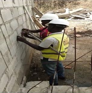 Ouvrier en tenue de sécurité travaillant sur un mur