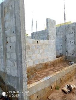 Murs et poteaux en béton des duplex en construction