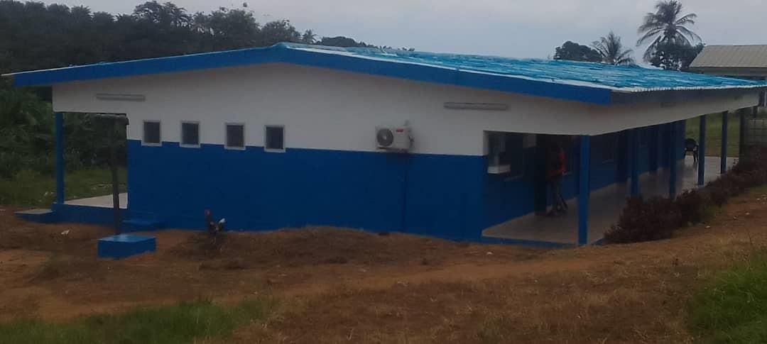 Façade réhabilitée d'un dispensaire rural