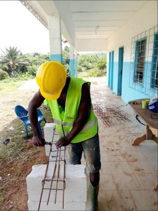 Ouvrier en casque pendant les travaux de réhabilitation